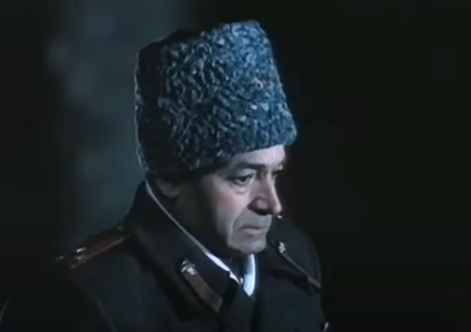 Полковник Виноградов (Валентин Гафт), кадр из фильма "Анкор, еще анкор" (1992)