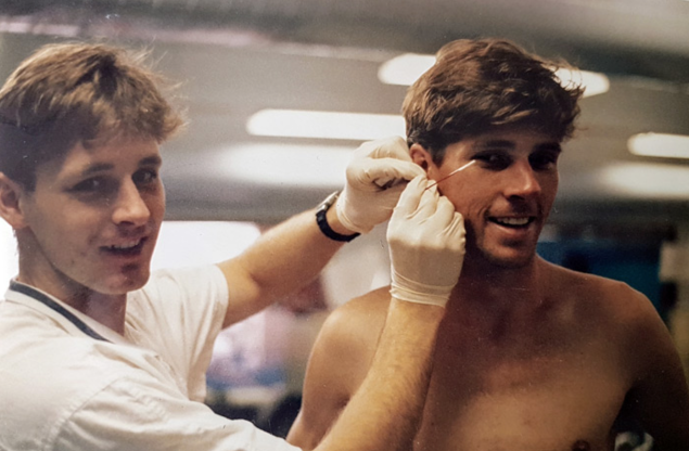 Забор крови на мочке уха - так замеряют лактат.