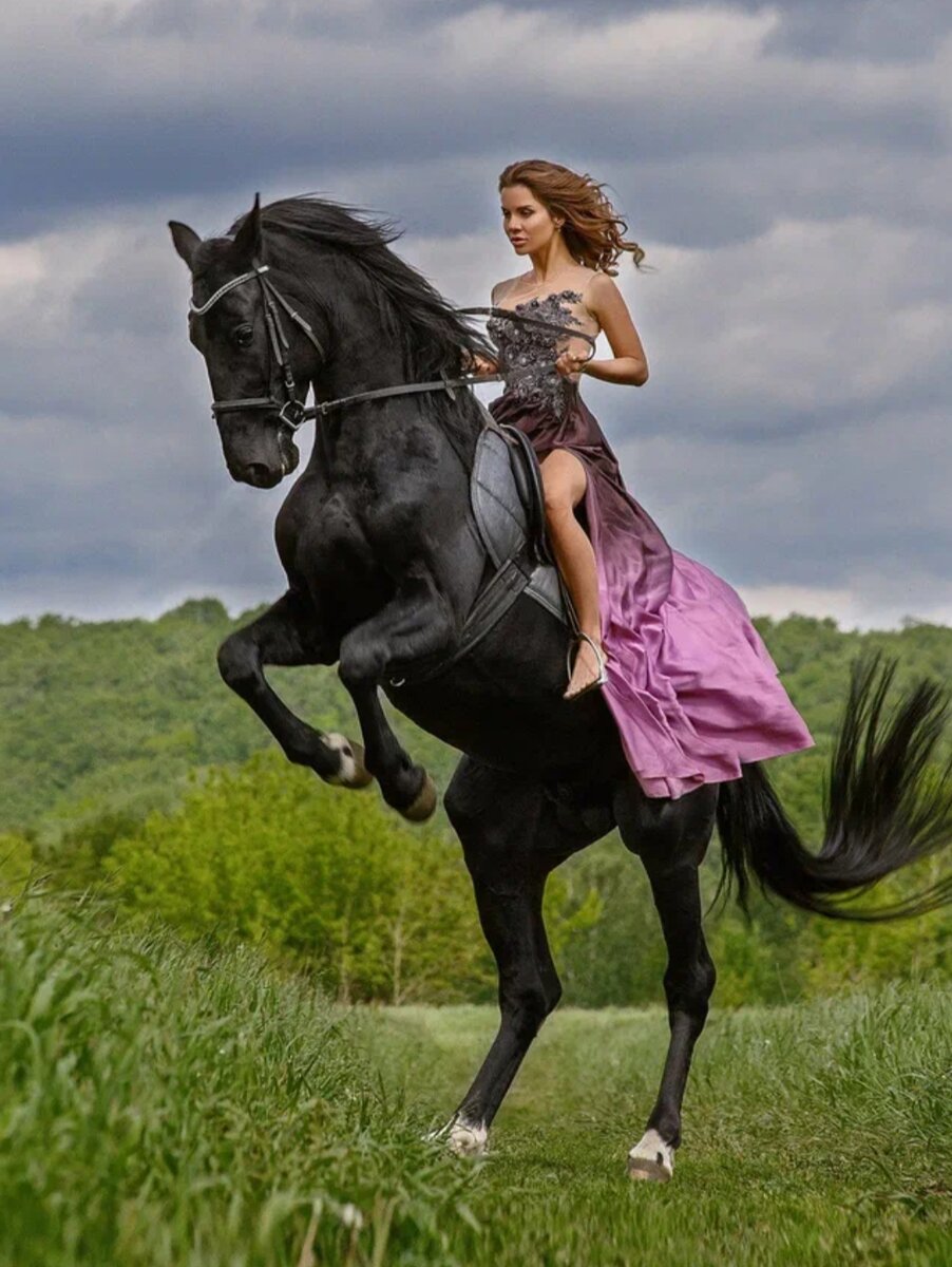 Грациозная и великая. Всадница Пенелопа Круз. Хорс райдинг. Девушка на коне. Верхом на лошади.
