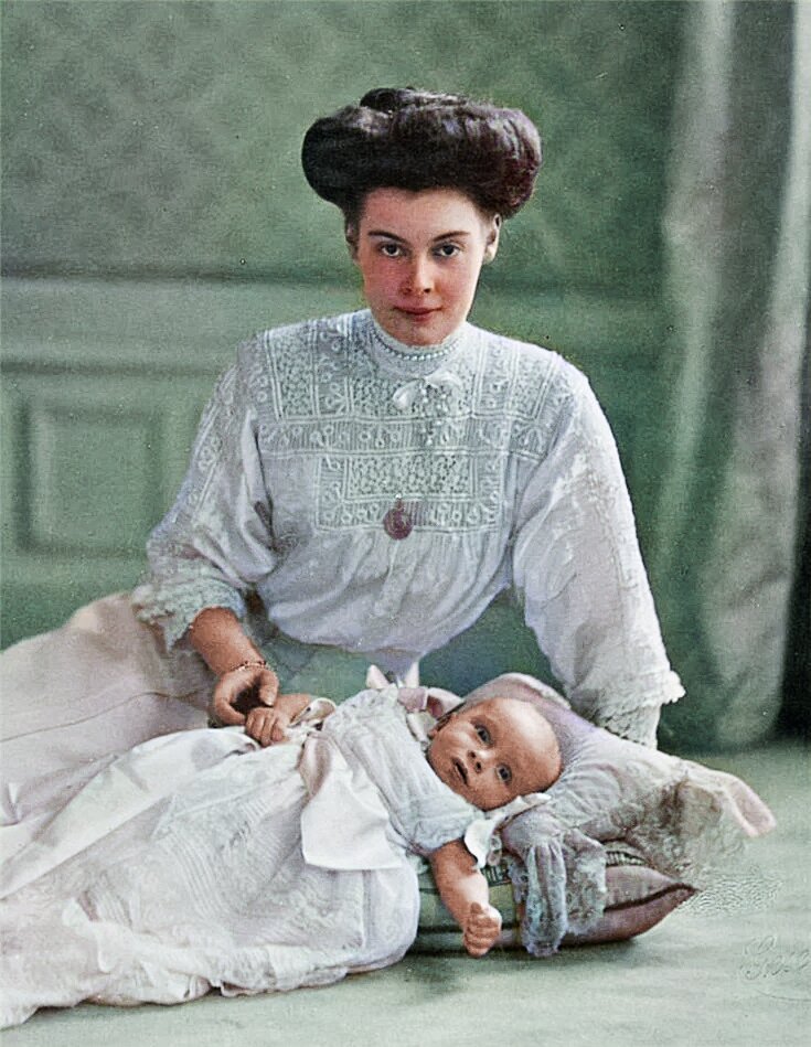 Кронпринцесса Сесилия Прусская с сыном