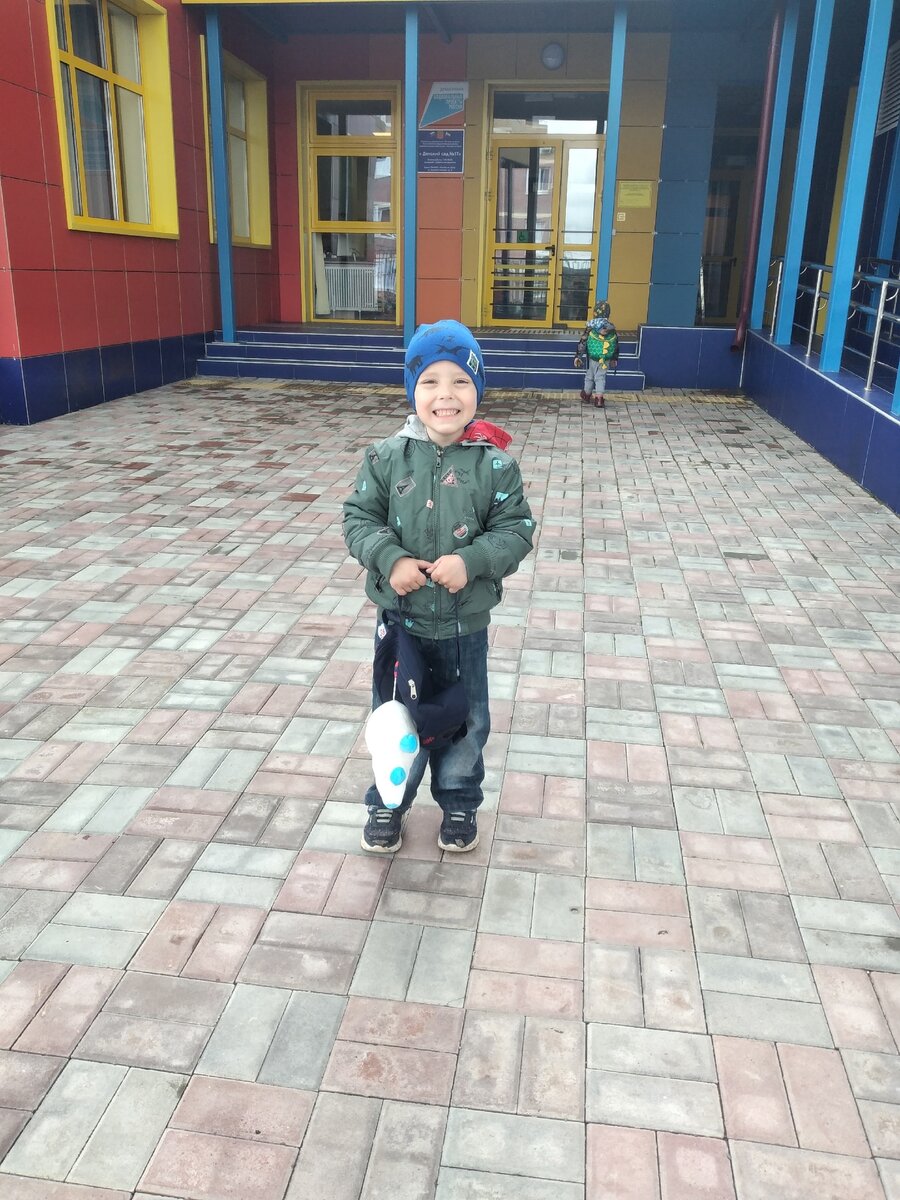 Миша с Никитой идут в детский сад