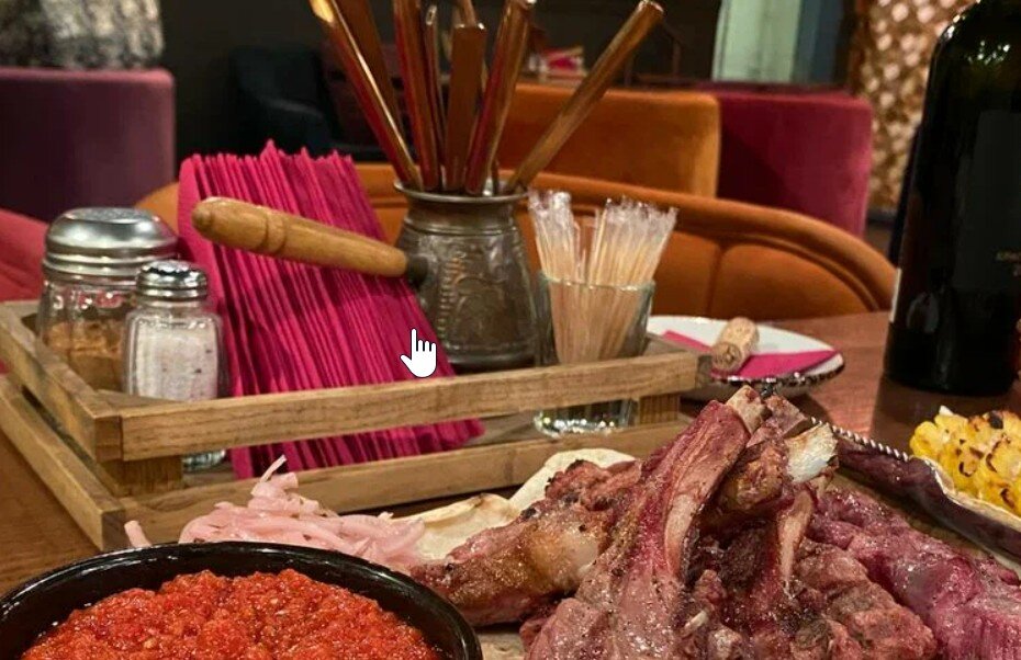 Фотографировала в ресторане "Яркий" в Краснодаре. Обратите внимание на левую часть картинки - 2 вида соли на выбор к блюдам