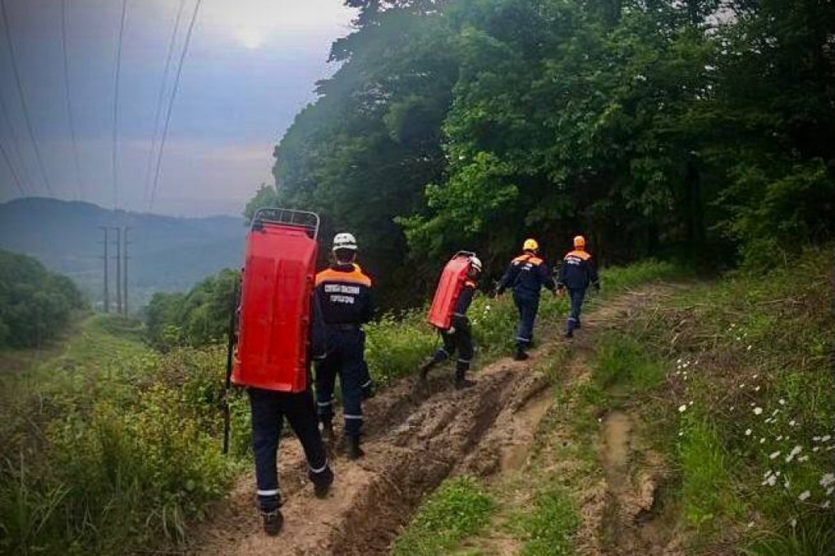    В Сочи 8 спасателей эвакуировали мужчину, сломавшего ногу у «Орлиных скал»