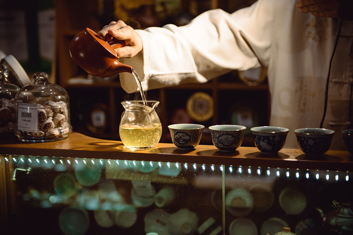 Разлив чая на мероприятии, посвященном чайной церемонии на неделе Китая