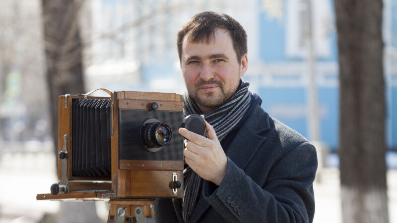     Николай Потешкин и ретро-фотоаппарат. Анна Зайкова