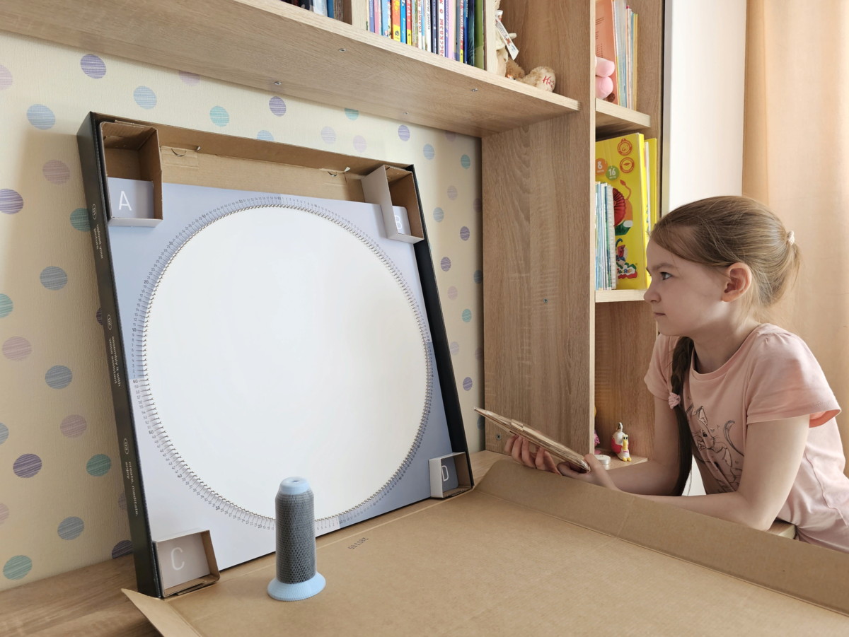 Вика к набору проявила большой интерес, но вообще на нем стоит ограничение по возрасту от 14 лет и старше