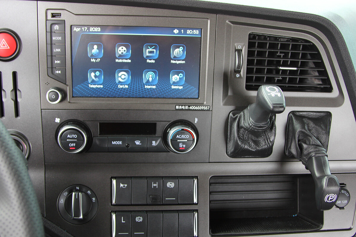 FAW выводит на российский рынок новый магистральный тягач J7. Его разработали специально, чтобы конкурировать с грузовиками европейских брендов.-7