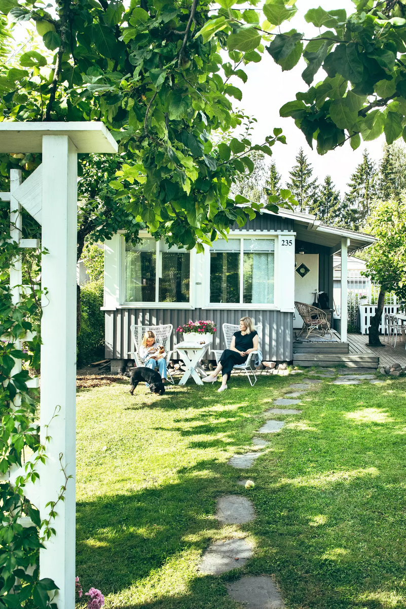 А вот и сама женщина со своей 10-летней дочкой и одной из собак