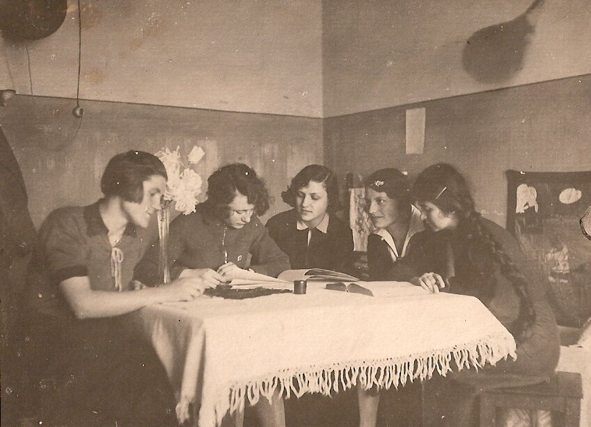 В Алексеевском студгородке. Студентки Института геодезии и картографии, 1930-е. Из архива Татьяны О.