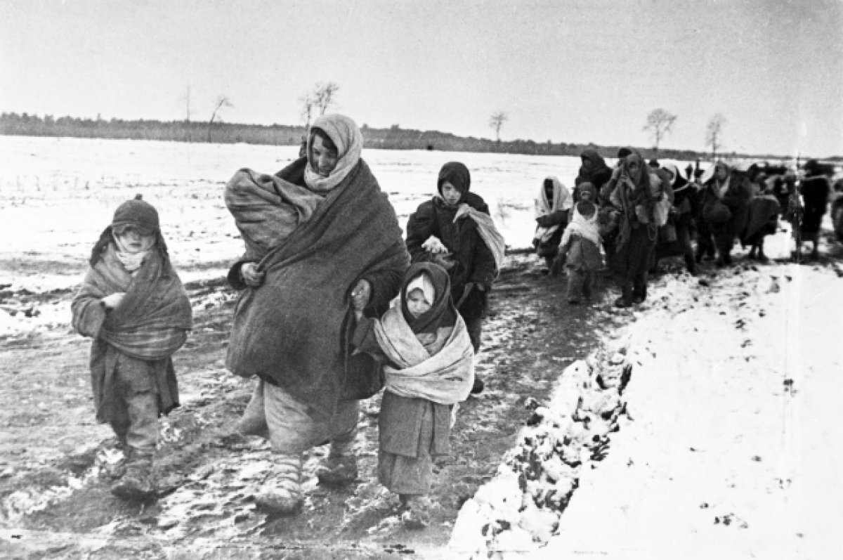    Советские женщины с детьми возвращаются домой