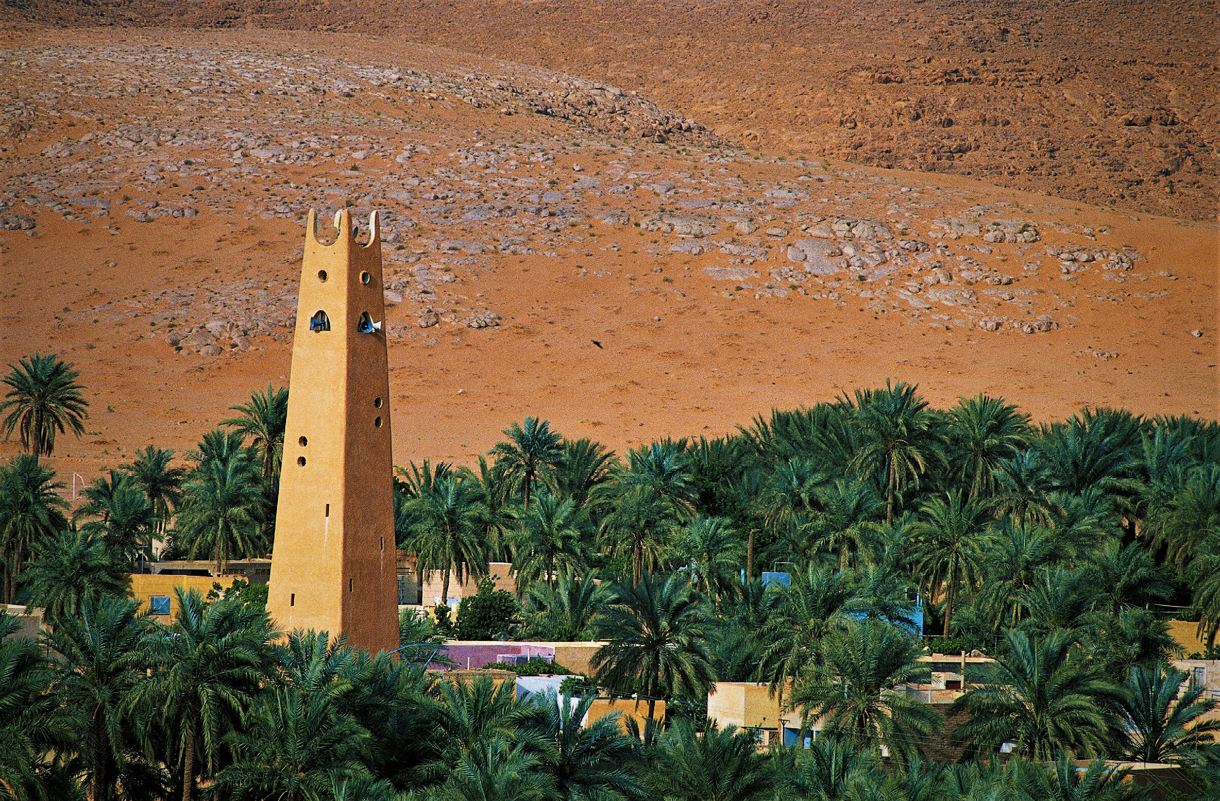жить надо километрами а не. поход горы лес. жить километрами а не квадратными. жить километрами а не квадратными. пейзаж с путешественниками.