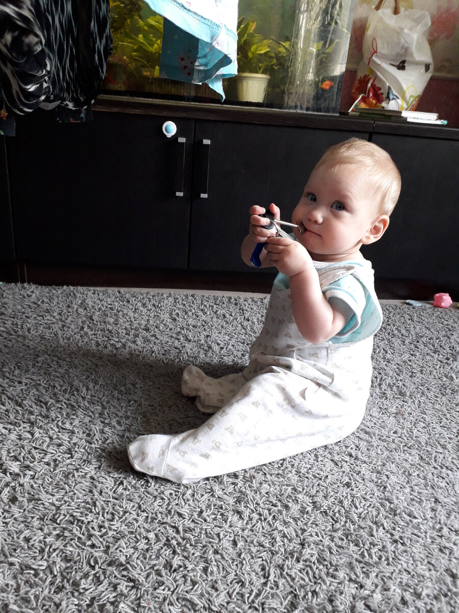 Иваша решила порадовать меня тем, что впервые села без поддержки 😄. Хоть ходит у опоры уже давно, садиться отказывалась наотрез, сегодня передумала! 😊