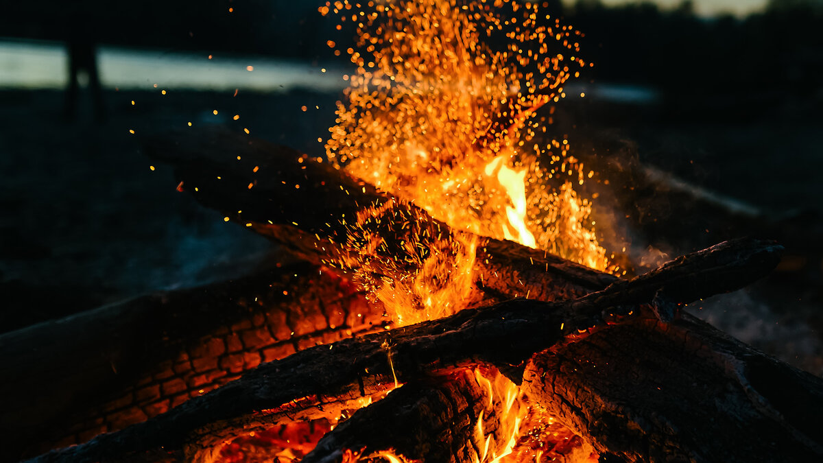 Негативные мысли можно намерением стирать как будто ластиком на листе бумаги или сжигать, чтоб они сильно не мешали. А потом, когда они ослабят своё влияние на вас, можно уже будет разобраться, откуда пришли эти мысли и что стало причиной их появления. (фото из открытого источника)