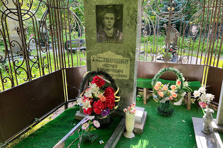    Представители криминалитета содержат захоронение в порядке и исправно подкрашивают стены беседки Фото: Станислав Шемелов