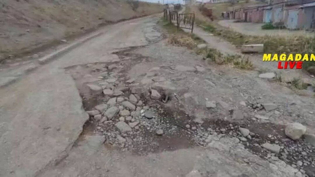     Жители одного из микрорайонов областного центра не первый год бьют тревогу. Пробки, разбитые дороги, старые лестницы, «ямы да выбоины» встали колом в горле автолюбителей и пешеходов. И всё это, по их словам, продолжается не меньше 20 лет.