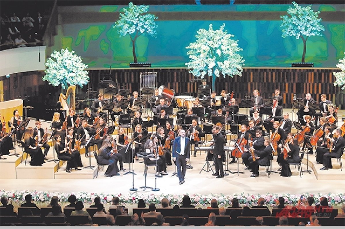    В первый фестивальный день певцам аккомпанировал Московский государственный симфонический оркестр.