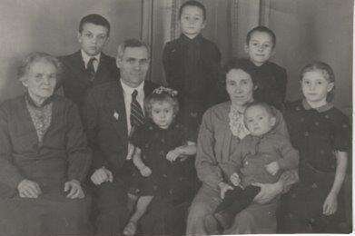    В.К.Смирнягин в кругу родных, 1944-45 гг. stalker