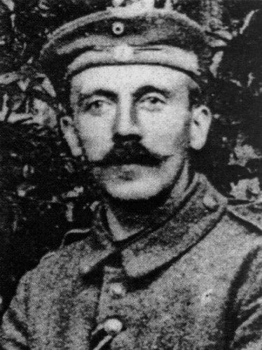 Адольф Гитлер, 1916 год. Носил пышные прусские усы добровольно - ему не нравилась форма своего рта. Свою знаменитую "щётку" он приобрёл тоже на фронте - командование приказало побриться, потому что усы мешали надевать противогаз.