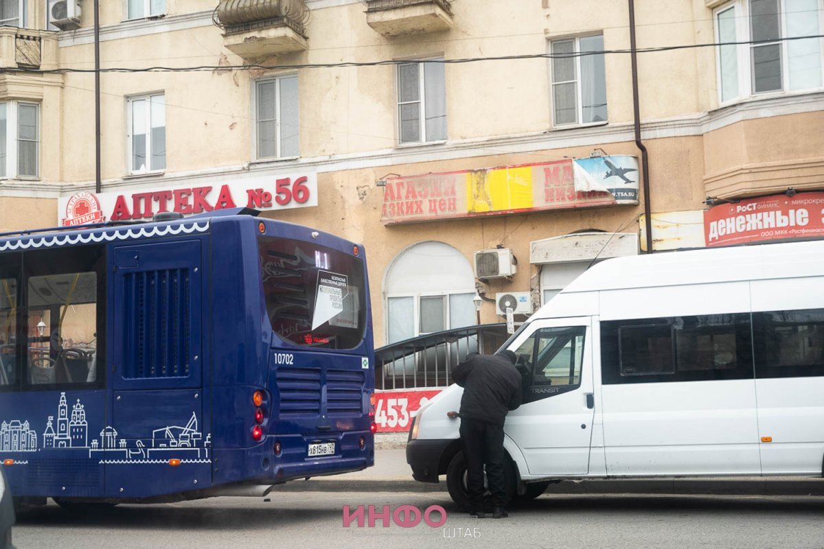    Астраханец протаранил новый синий автобус и скрылся, оставив машину