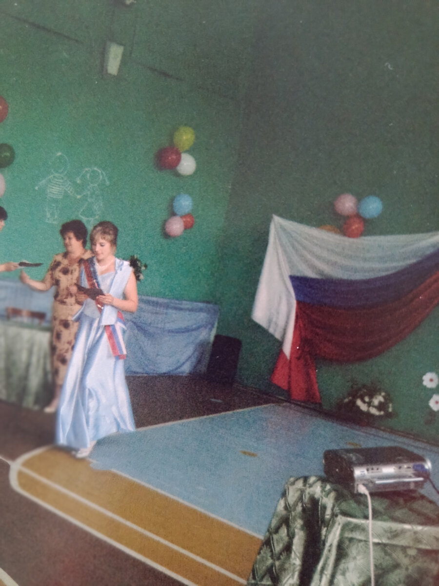 Запах сирени и белые ночи. Навеяло юностью. На фото я на вручении аттестатов в девятом классе. Впереди вся жизнь с еë взлетами и падениями