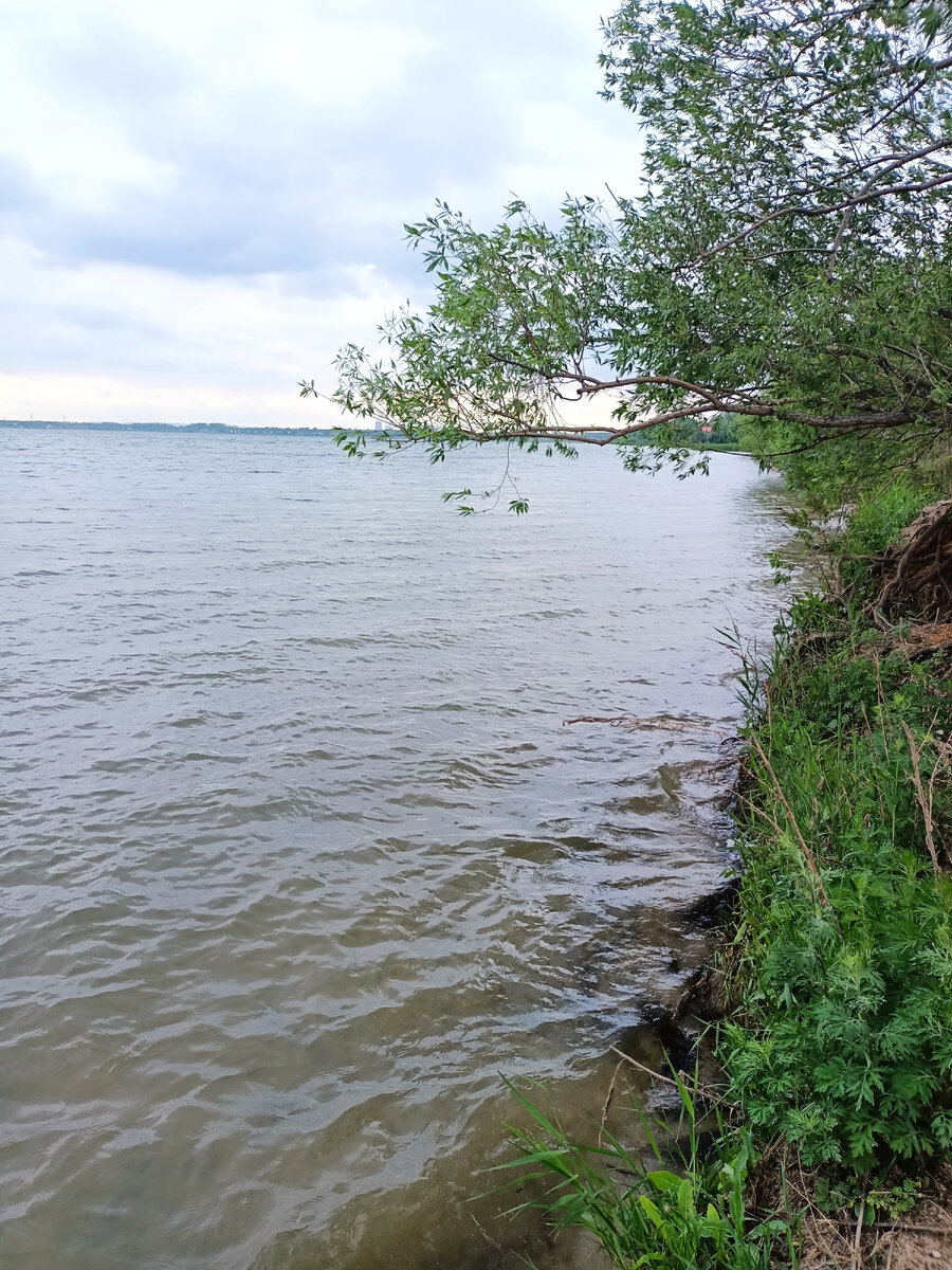 Второе озеро. Издалека виден Челябинск. 