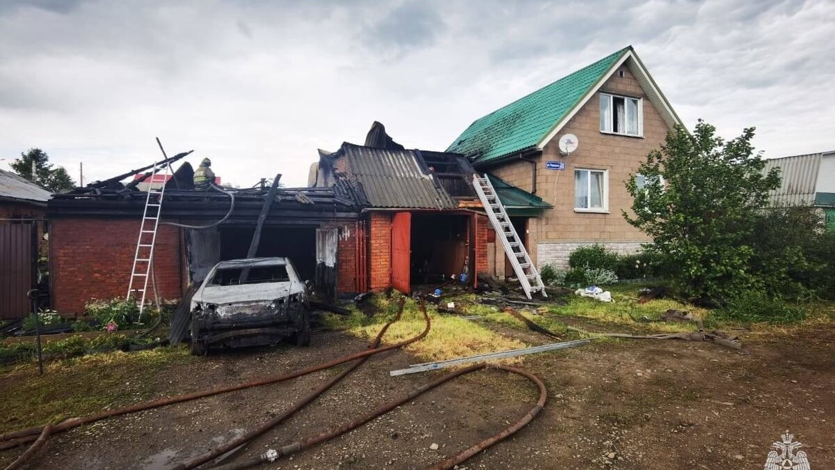     Крупный пожар произошел по адресу улица Радищева, 8 в Сарапуле днем в среду 7 июня. Огнем уничтожены постройки сразу в двух домохозяйствах. Очевидцы поздно заметили возгорание и не сразу вызвали пожарных. Огонь успел перекинуться на соседний дом.