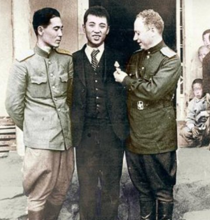 Сослуживцы поздравляют капитана Ким Ир Сена, награжденного орденом Красного Знамени.