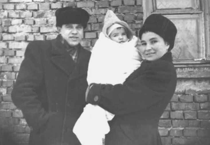 Галина Макарова со вторым мужем и дочкой