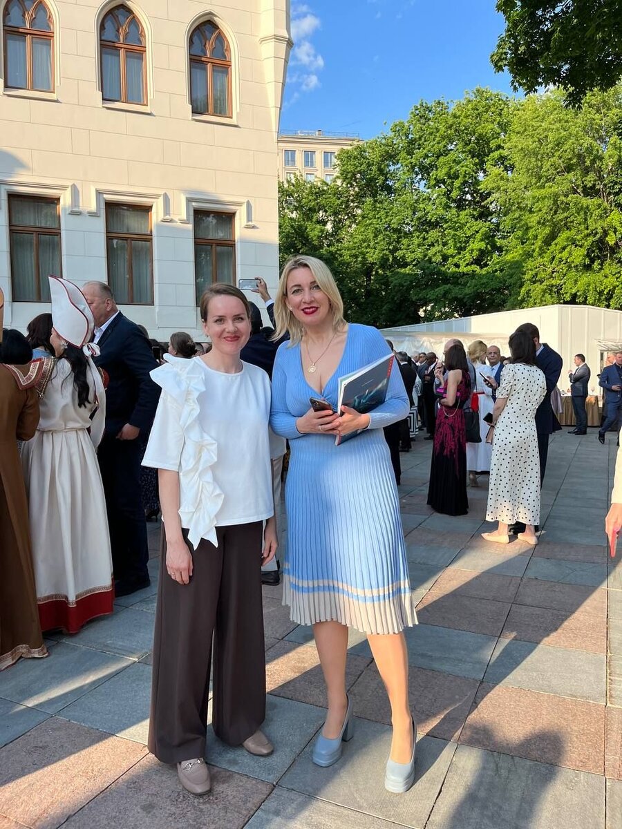 PR-директор сети магазинов "Азбук Севера" Александра Семушина с Марией Захаровой