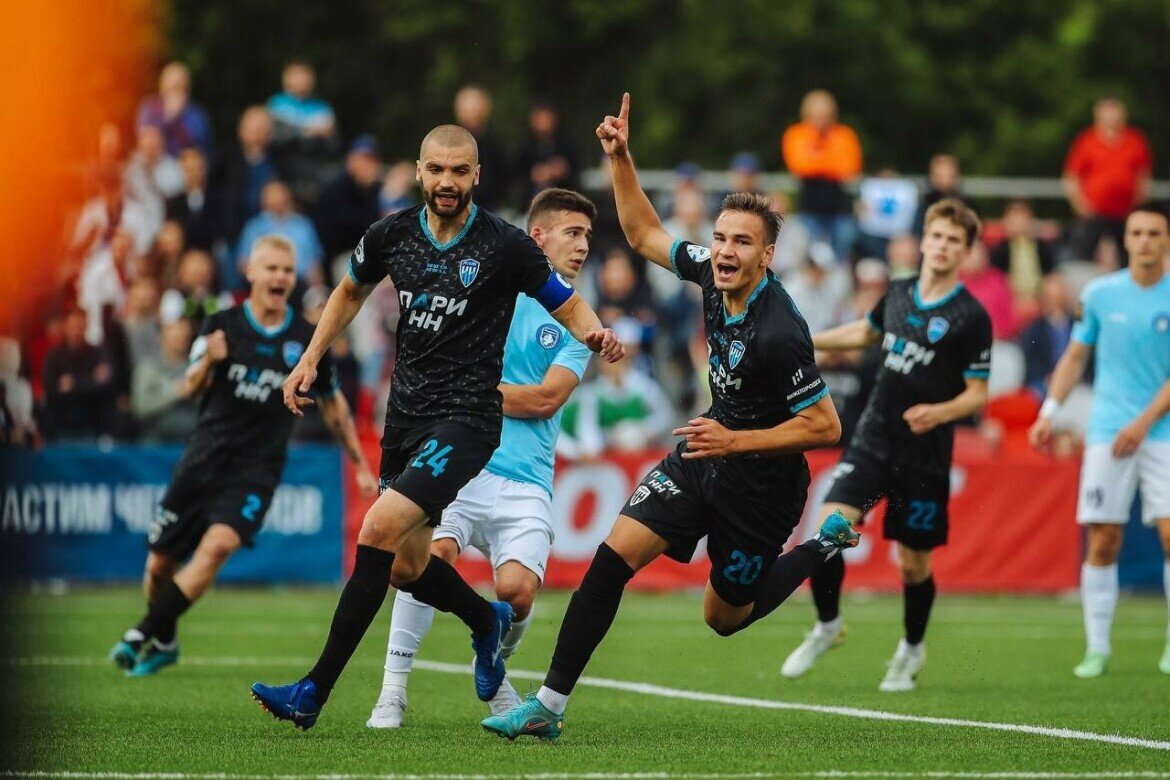 ​«Пари НН» вышел на матч с полной уверенностью в своей победе. Нижегородская команда с первых минут обескуражила молодых футболистов «Родины» и практически не дала создать ничего опасного у своих ворот. Фото: fcrodina.com