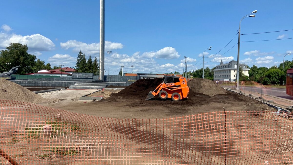     В Казани продолжаются работы по обновлению входной группы парка Горького. Корреспондент Inkazan побывал на месте и запечатлел ход строительства.