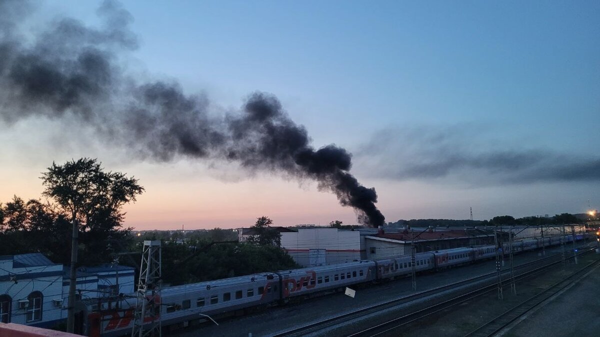     Вечером 9 июня уфимцев напугал огромный черный столб дыма — его можно было увидеть из разных частей города и даже в пригороде. Mkset собрал всю имеющуюся информацию о ЧП коротко в одной заметке