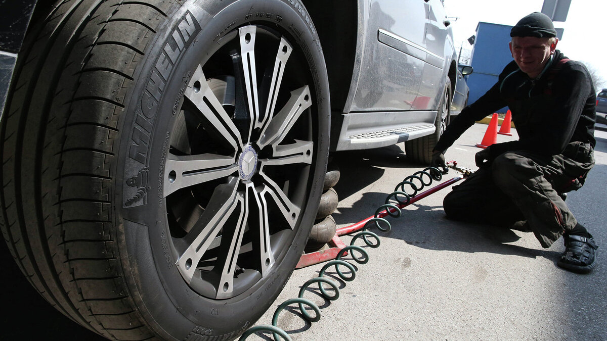    Шиномонтажная мастерская© РИА Новости . Игорь Зарембо