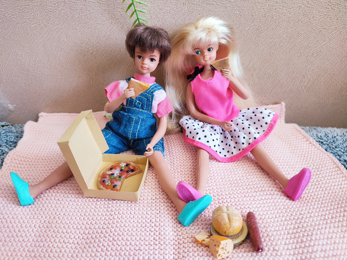 Детишки подкрепляются после долгой дороги