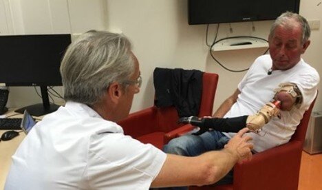 Йохан Бергман с бионической рукой