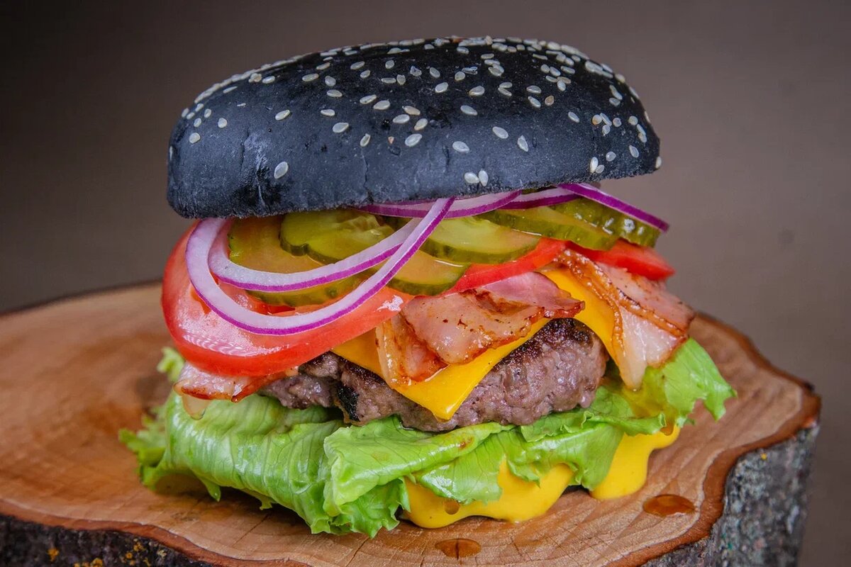 Авторский бургер в кафе "Луки Парк" - отличный выбор для вкусного обеда или ужина. 