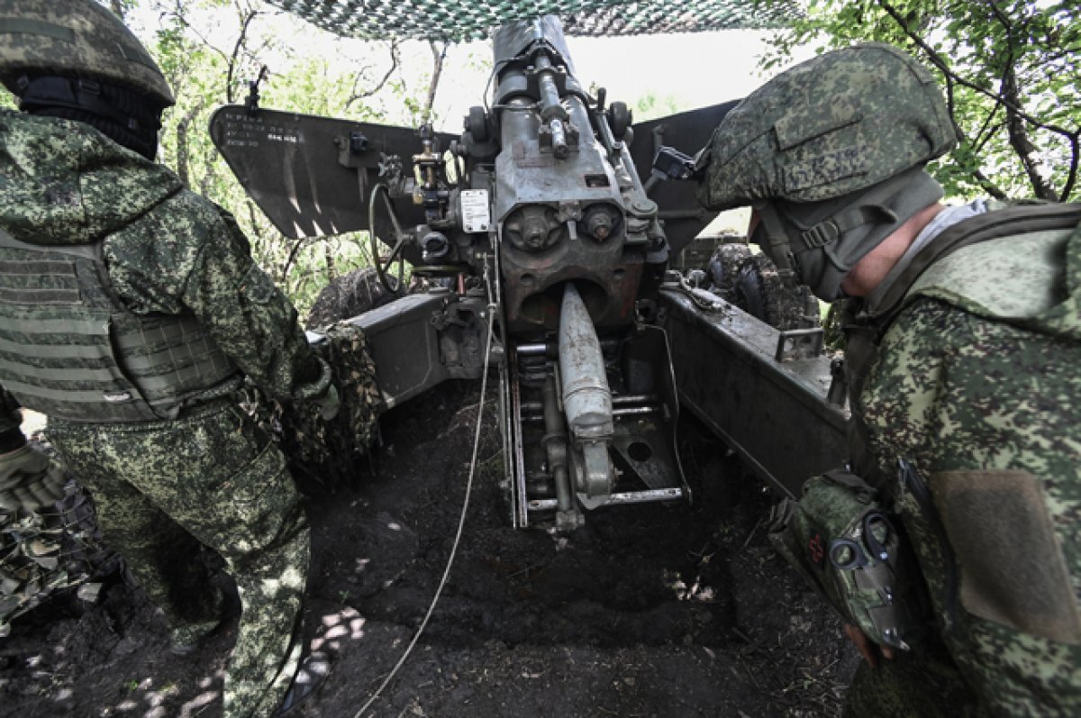    Боевая стрельба из самоходной артиллерийской установки (САУ) «Гиацинт-С» по украинской САУ.