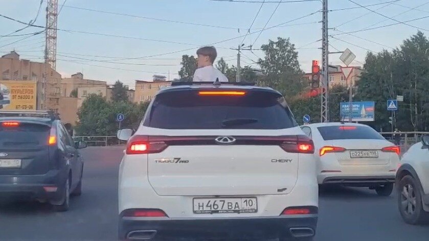     Горожанин заснял на видео юношу, выглядывающего из люка кроссовера во время движения, и высказался об этом в соцсетях.