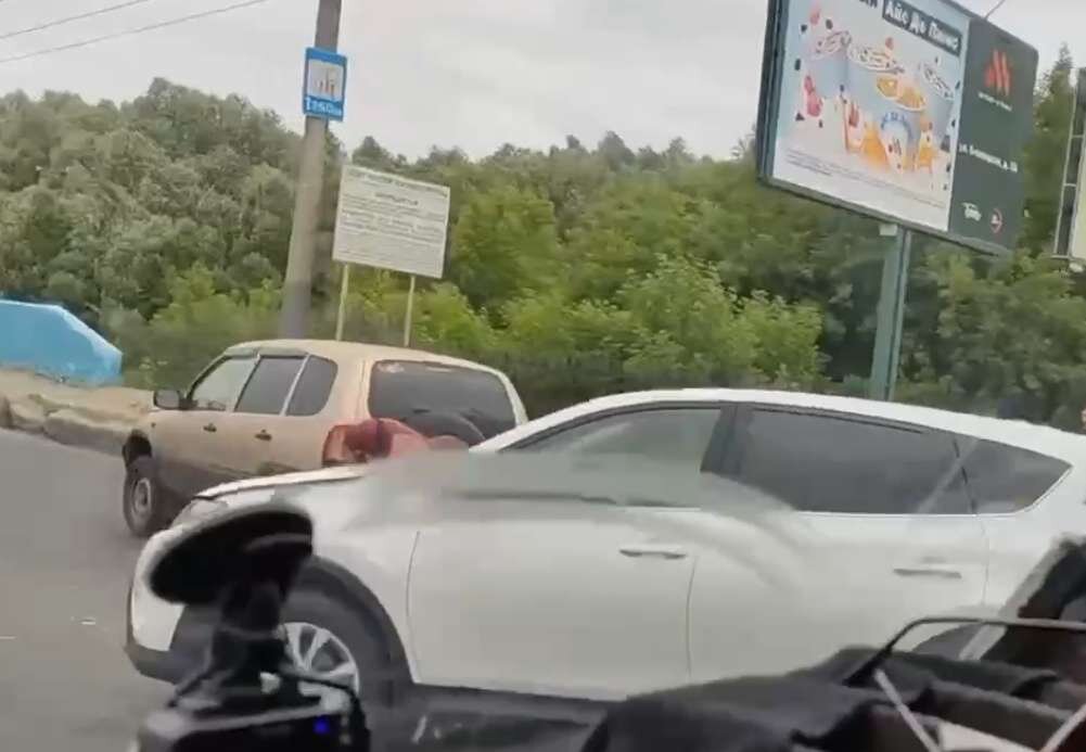    В Брянске на Черном мосту через Десну маршрутка попала в массовое ДТП avchernov