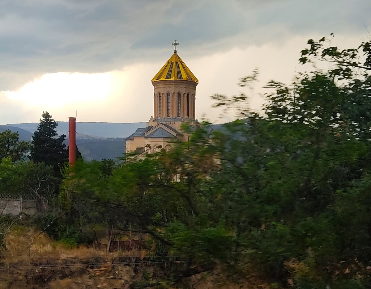 Вид на храм Цминда Самеба (Тбилисский Кафедральный собор). На самом деле он большой, высота с крестом почти восемьдесят метров и очень красивый. Высота креста, кстати, восемь метров. А это вид на него сверху с района частной застройки