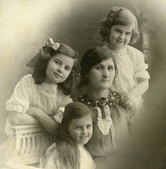 Мара (крайняя слева)с сёстрами и матерью. (1913 г. Баку).  Фотография из архива Дмитрия Барского.