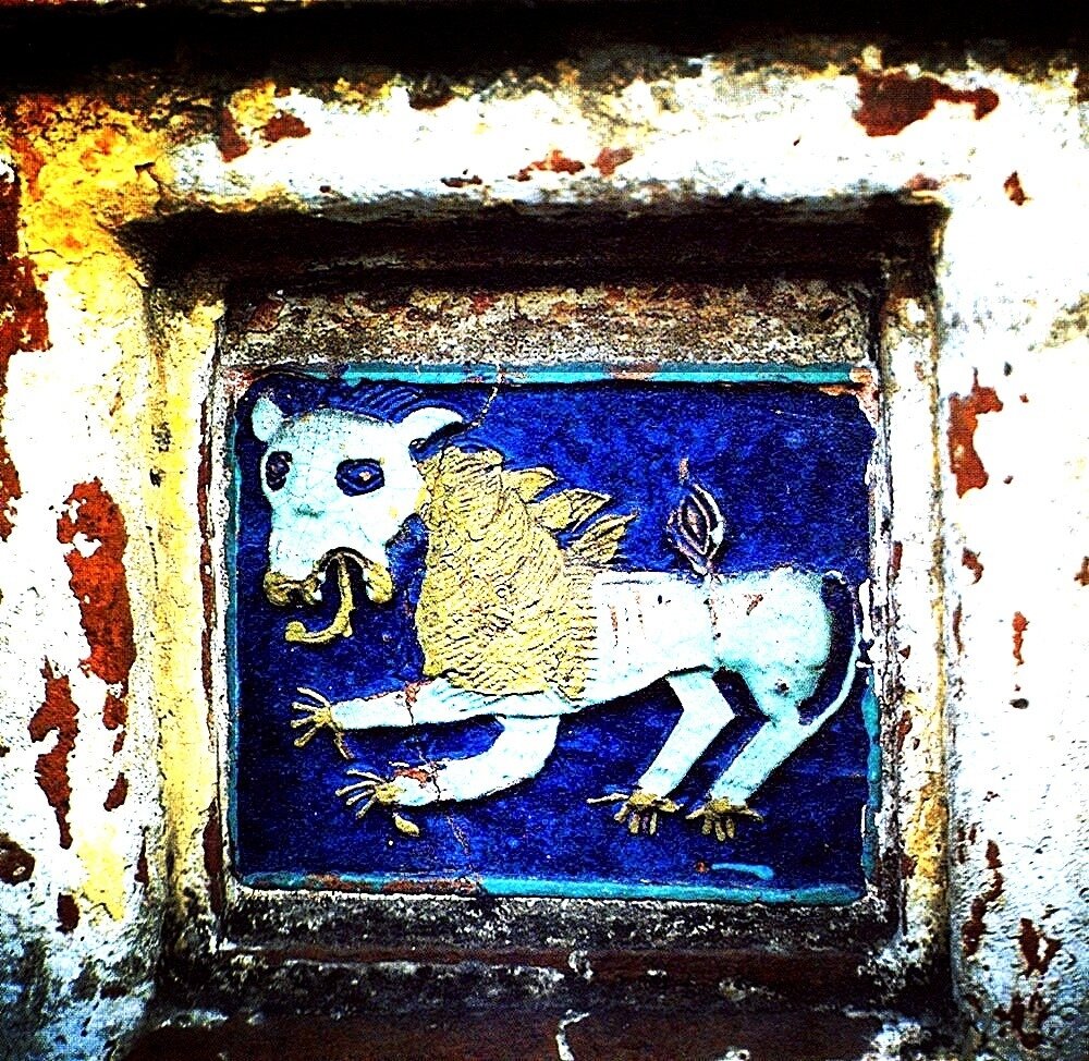 На фото - один из изразцов Спасо-Прилуцкого монастыря в Черниговской области Украины, предположительно изображающий льва или мифологическое Существо, похожее на него. Данное изображение - свидетельство языческих корней в христиано-православной традиции, подтверждающее преемственность закреплённых в культурной памяти народа в качестве аксиологических штампов элементов фольклорной традиции, сюжетных образов, а также способов их отображения в искусстве. 
Целиком текст тут: vk.com/wall-103826834_25979