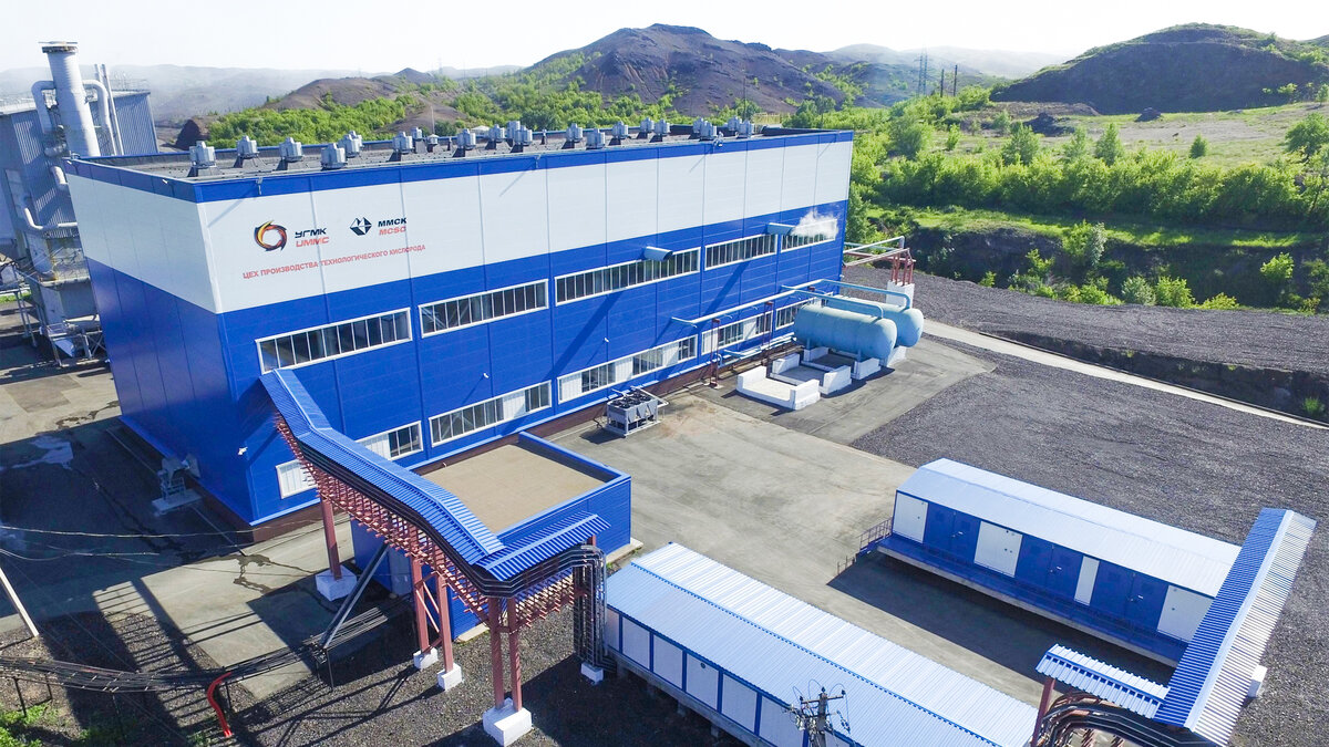 Цех производства технологического кислорода. Этот газ используют для сварки и резки металлических изделий.