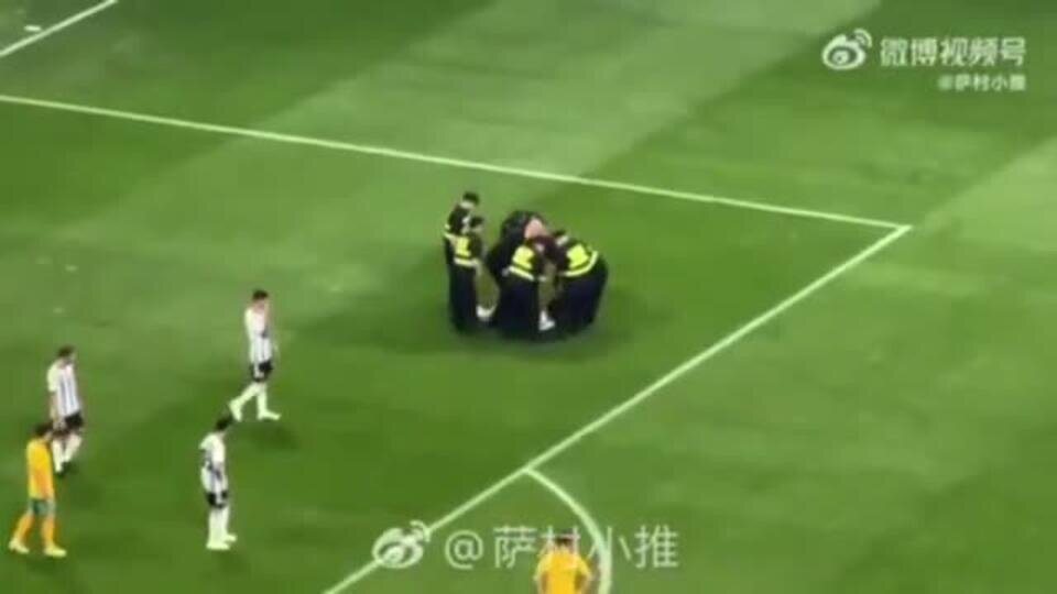    Фанат Месси в Китае выбежал на поле, чтобы обняться с кумиром