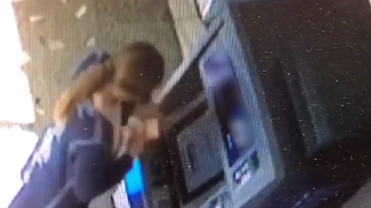     В Лесосибирске задержали красноярку, которая работала курьером у телефонных мошенников. Неизвестные звонили жертвам и сообщали, что их родственник стал виновником ДТП.