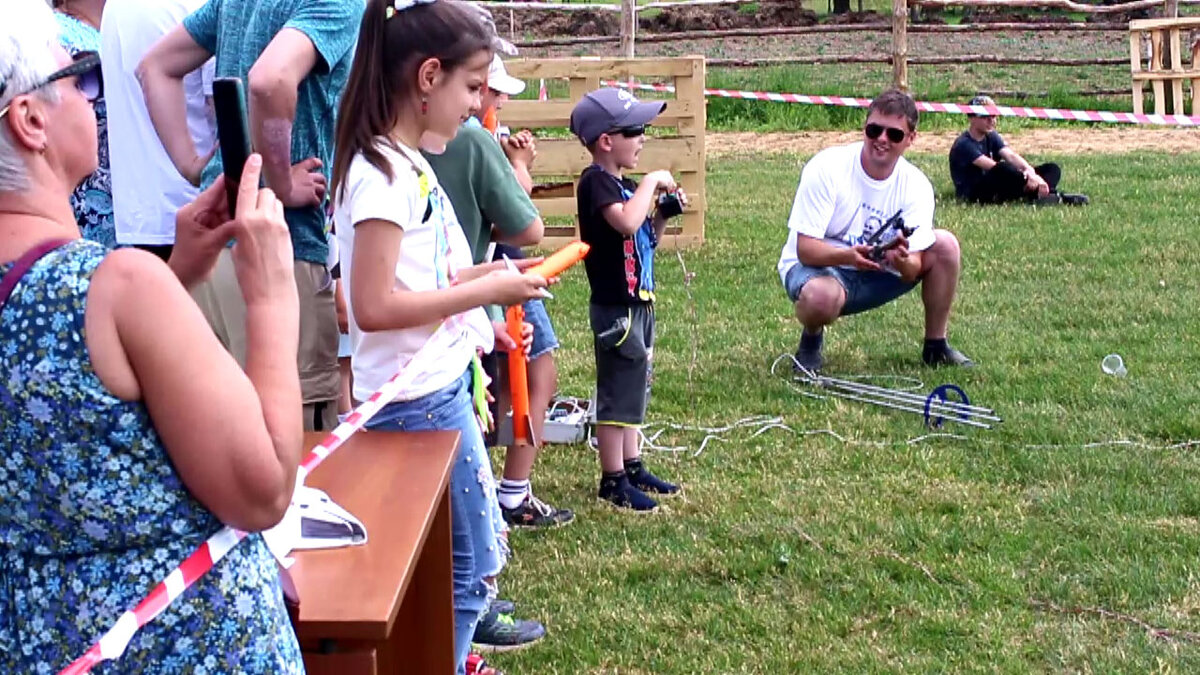 Мальчик запускает ракету, которую сам сделал на мастер-классе