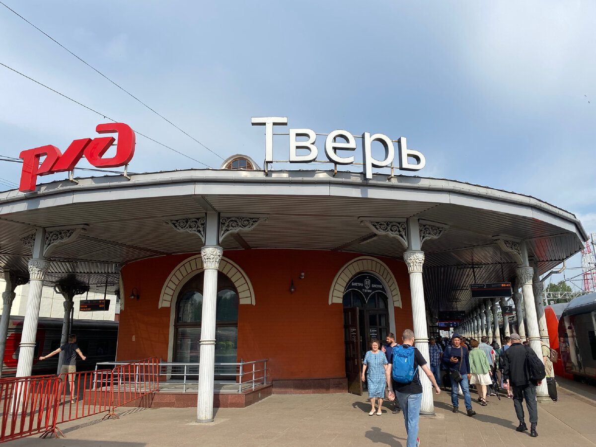 Увы мне, сфоткала неудачно. Там обалденная колоннада. Надо смотреть.