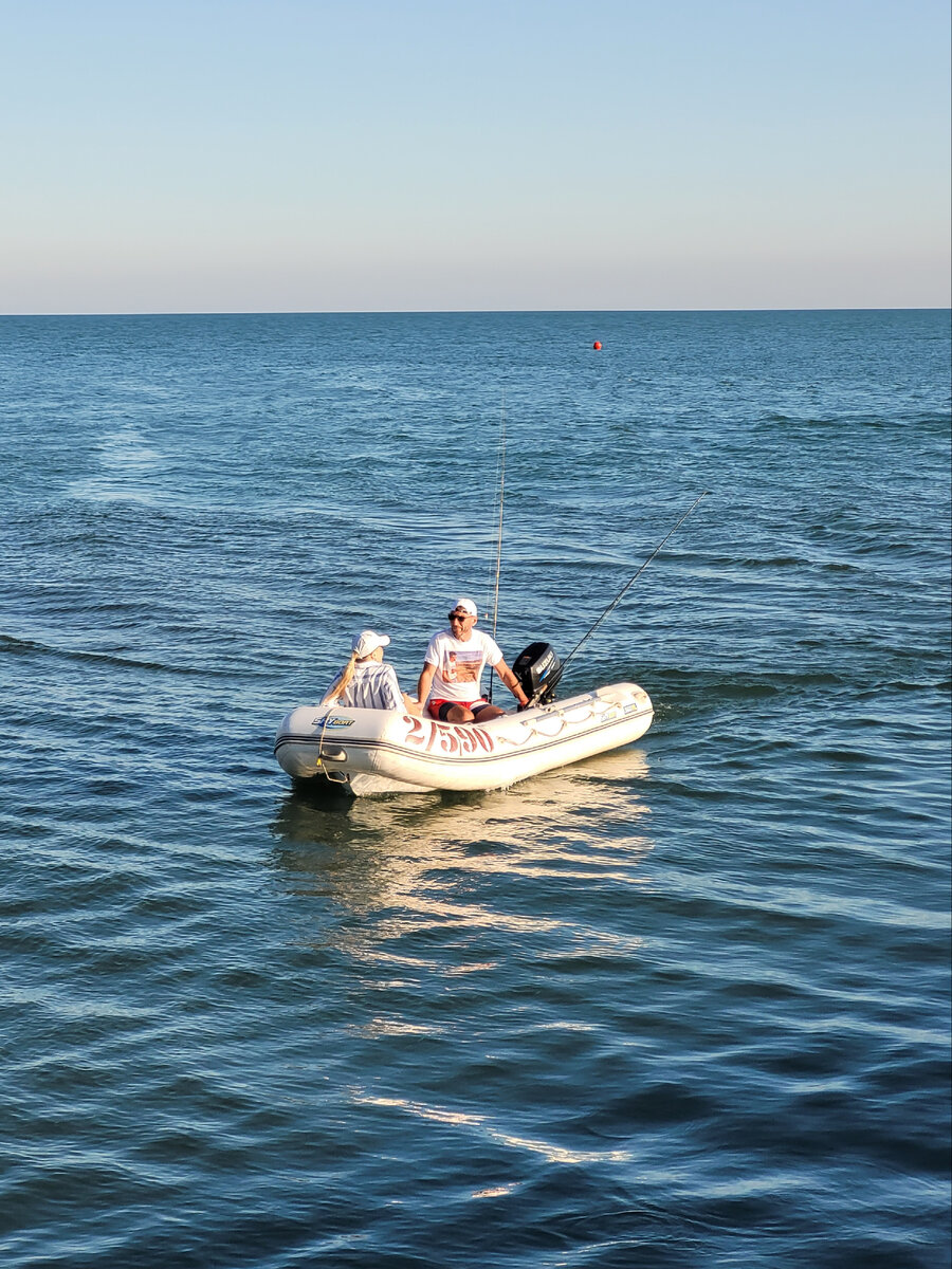 Прекрасная прогулка в море на лодке.