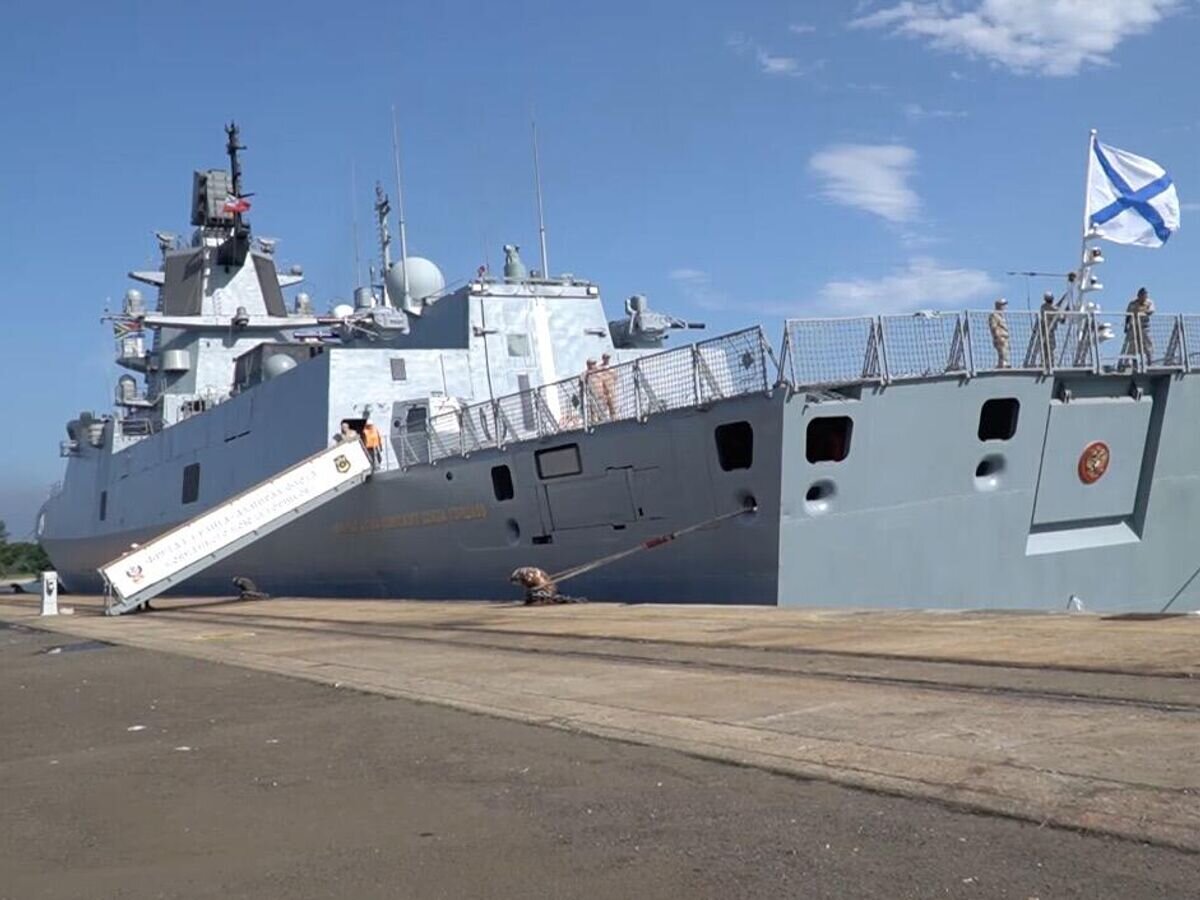    Фрегат "Адмирал флота Советского Союза Горшков" в порту Ричардс-Бей Южно-Африканской Республики. Кадр видео© Минобороны РФ