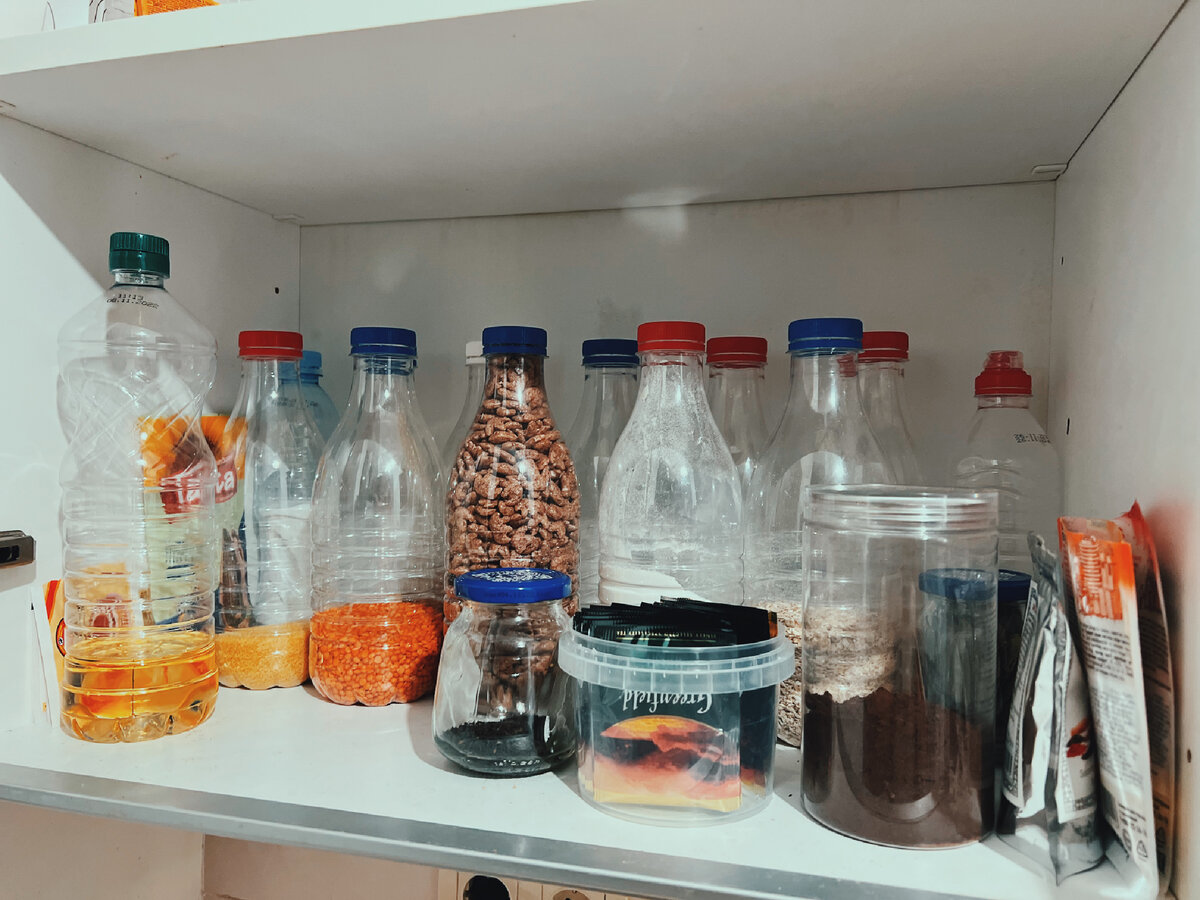 Кухонные шкафы будут выглядеть эстетично и вы избавитесь от просыпанных круп и крошек.